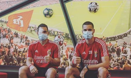 Andrija Zivkovic y Julian Weigl, los más afectados del plantel del Benfica por los piedrazos recibidos en su colectivo. Andrija Zivkovic y Julian Weigl, los más afectados del plantel del Benfica por los piedrazos recibidos en su colectivo.