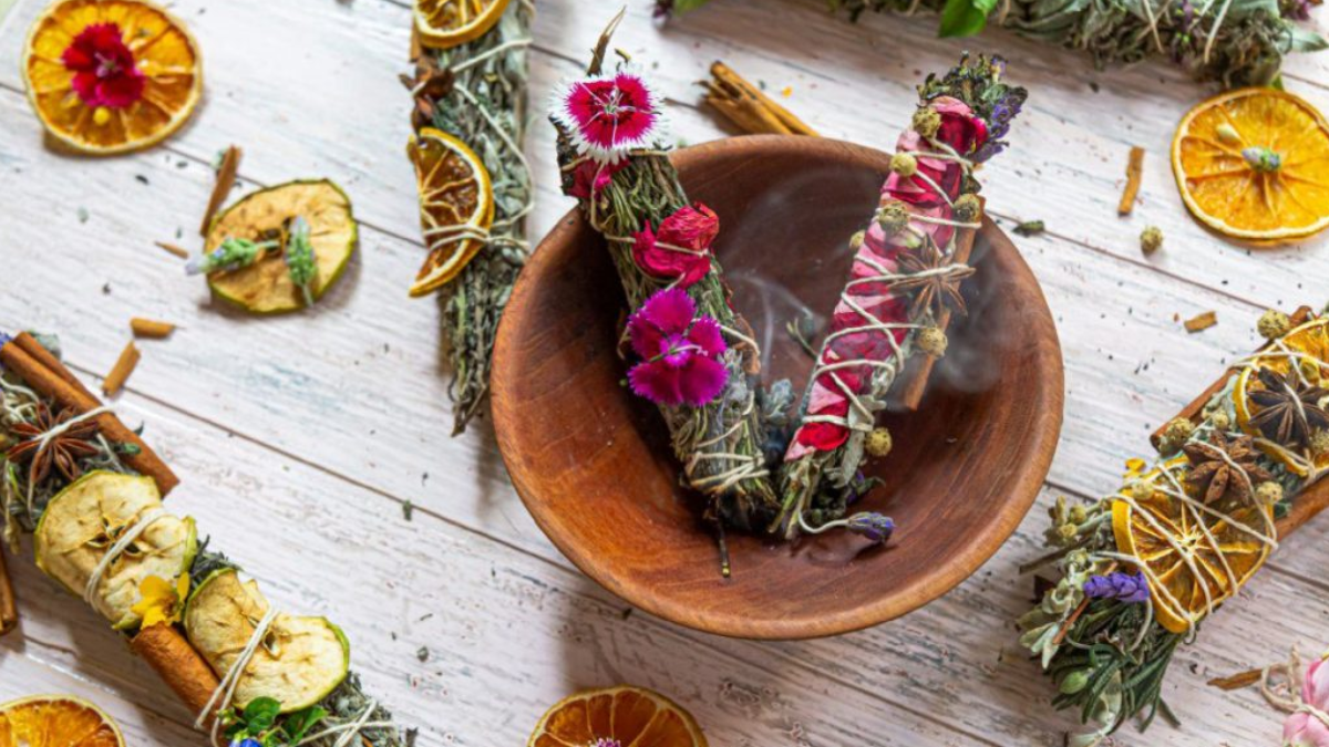 Sahumar significa purificar o aromatizar un espacio con humo aromático