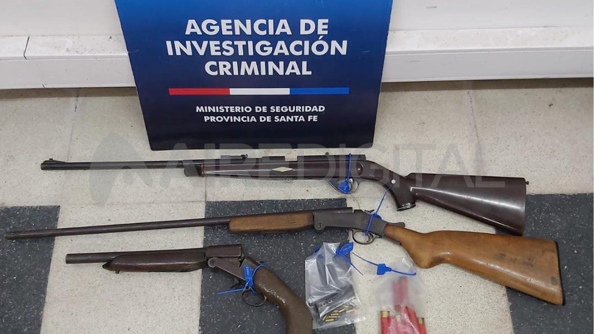 En uno de los allanamientos se secuestraron tres armas de fuego En uno de los allanamientos se secuestraron tres armas de fuego