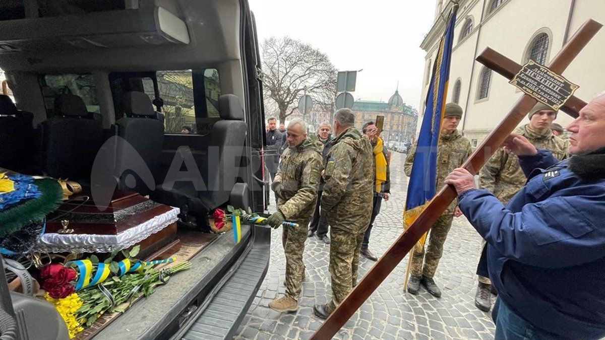 En el centro de Lviv, se realiz&oacute; el funeral de 6 soldados que murieron en el bombardeo al centro de entrenamiento de Yavoriv.