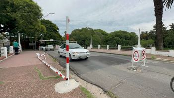 El arco del puente del Parque Garay volvió a verse afectado.