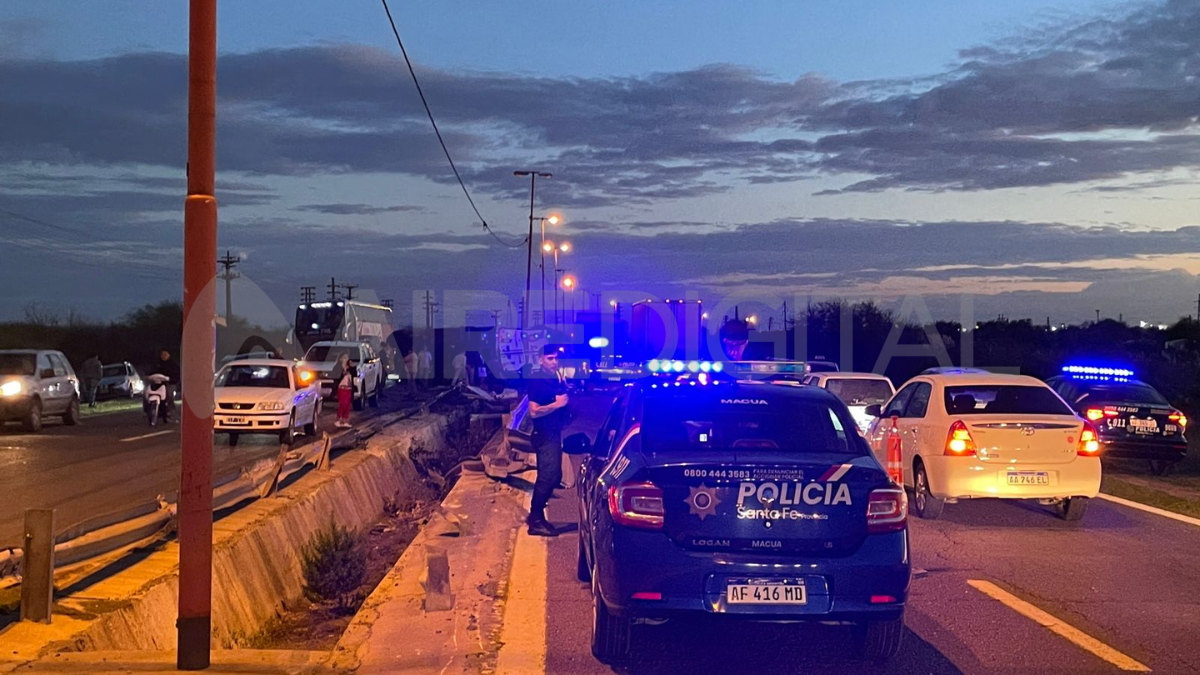 En el lugar se aplicó una reducción de calzada ya que el camión quedó atravesado sobre la arteria.