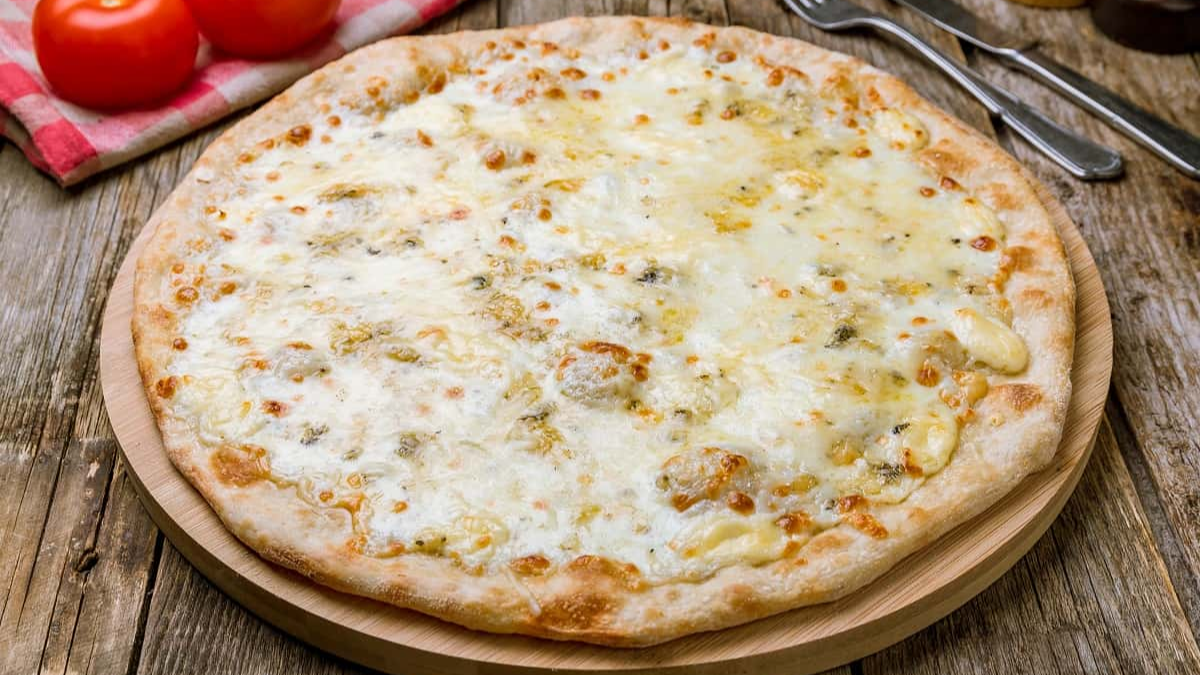 Cómo hacer la mejor pizza de cuatro quesos: la receta para prepararla en casa y sorprender a todos