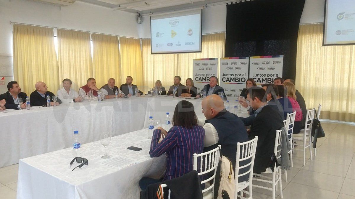 En una reunión llevada a cabo en la zona portuaria de la ciudad capital de la provincia, Encuentro Republicano Federal, UNO, Coalición Cívica – ARI, PRO, UCR, Unir y UCEDE constituyeron la mesa de conducción.