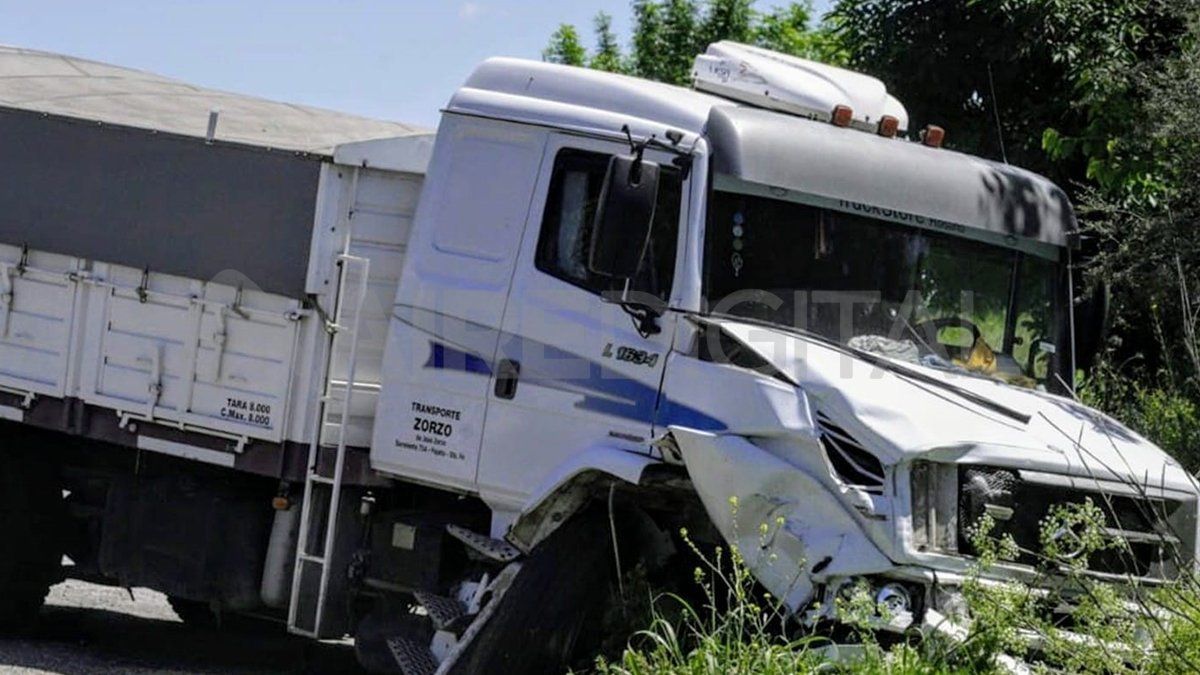 A causa del impacto el camión terminó cruzado en la ruta.