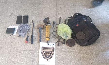 Los agentes policiales secuestraron barretas, una máquina moladora, martillos, guantes de trabajo y discos de corte. Los agentes policiales secuestraron barretas, una máquina moladora, martillos, guantes de trabajo y discos de corte.