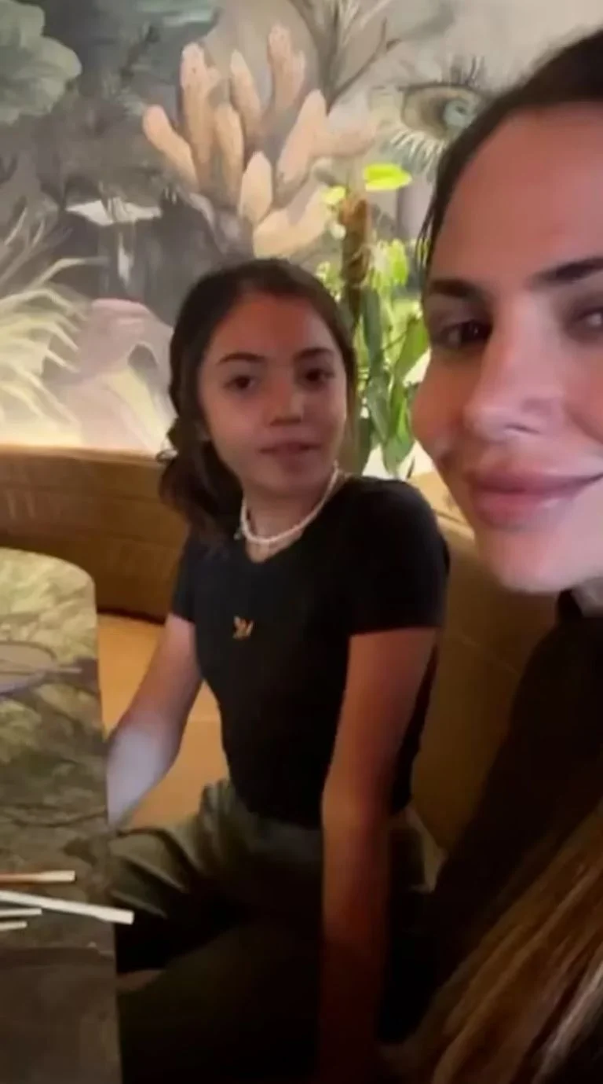 Romina Uhrig viajó a Pinamar junto a sus hijas.