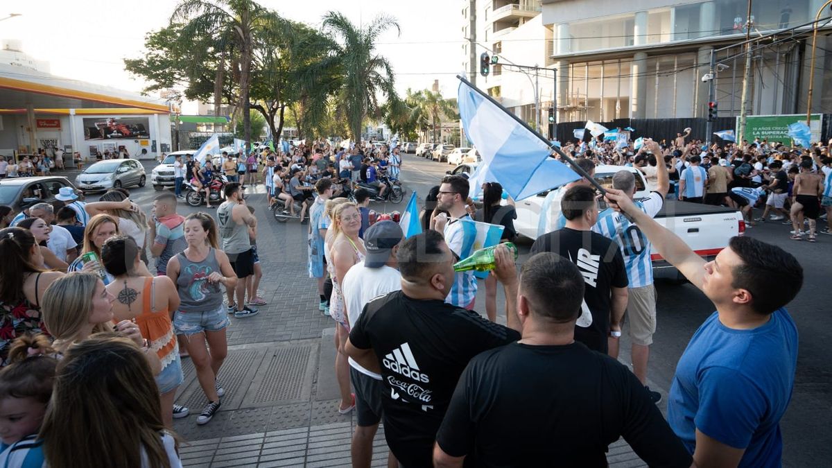 Argentina gan&oacute; y los santafesinos coparon Bulevar. 