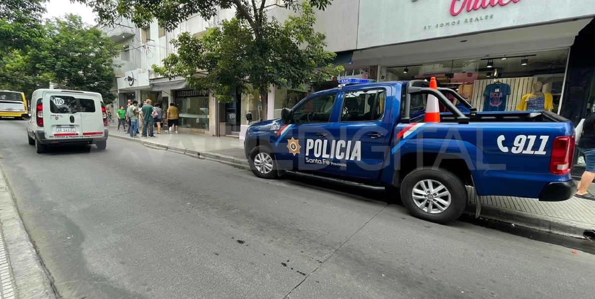 El local se encuentra a metros de la peatonal de Santa Fe.