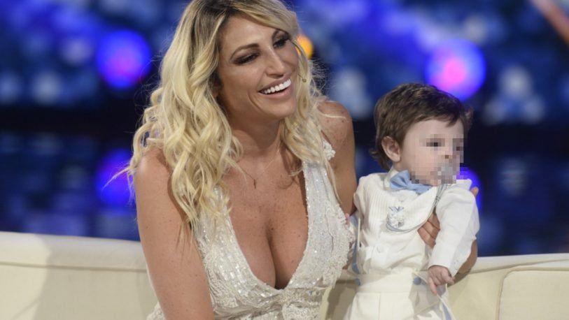 Vicky junto a Salvador Uriel.