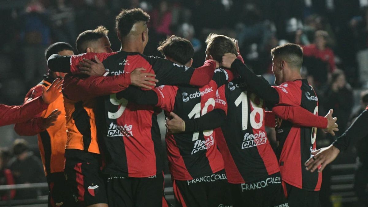Colón visita a Estudiantes de Caseros en busca de seguir en la cima.