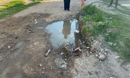 La pérdida sigue, el charco de agua sigue ahí”, reclamaron los vecinos. La pérdida sigue, el charco de agua sigue ahí”, reclamaron los vecinos.