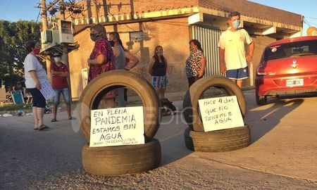 Vecinos de Barranquitas cortan el tránsito por falta de agua. Vecinos de Barranquitas cortan el tránsito por falta de agua.
