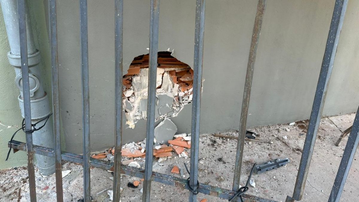 Los destrozos provocados por el conductor que chocó y se fugó. Los destrozos provocados por el conductor que chocó y se fugó.