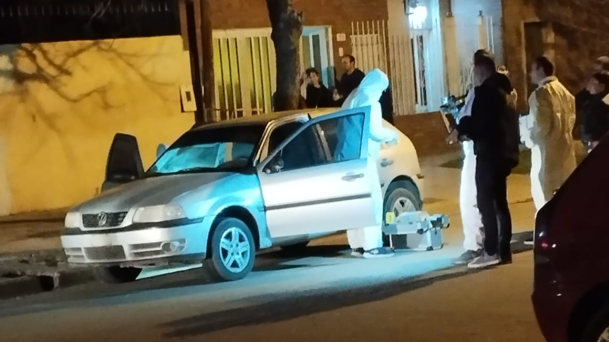 Peritos de la PDI mientras analizaban el vehículo de Aressi. Peritos de la PDI mientras analizaban el vehículo de Aressi.
