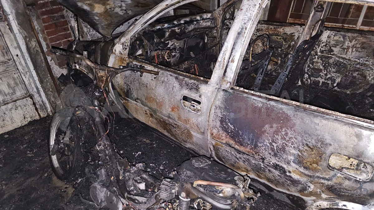Una moto y un auto terminaron destruidos tras un incendio en el barrio Belgrano. Una moto y un auto terminaron destruidos tras un incendio en el barrio Belgrano.
