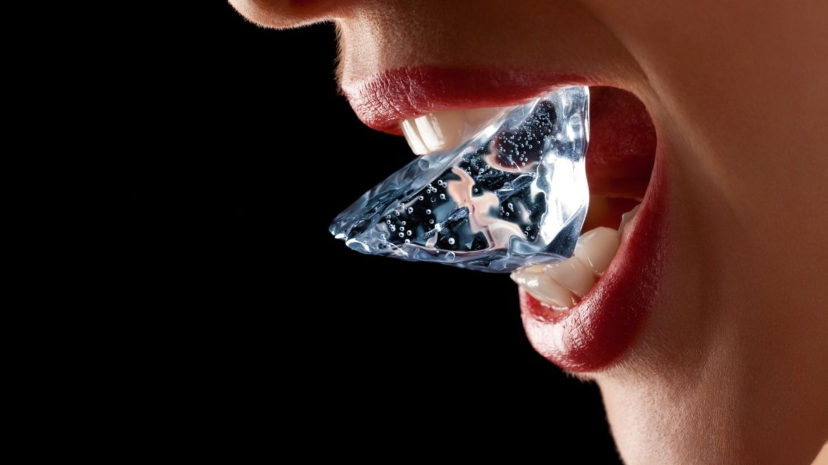 Por qué comer hielo podría dañar tu salud