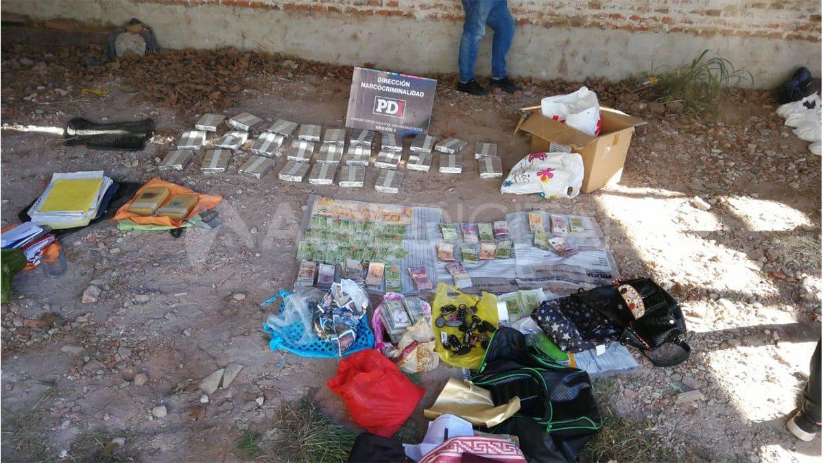 El material estupefaciente y el dinero secuestrado en los dos automóviles en el estacionamiento de calle Los Ceibos