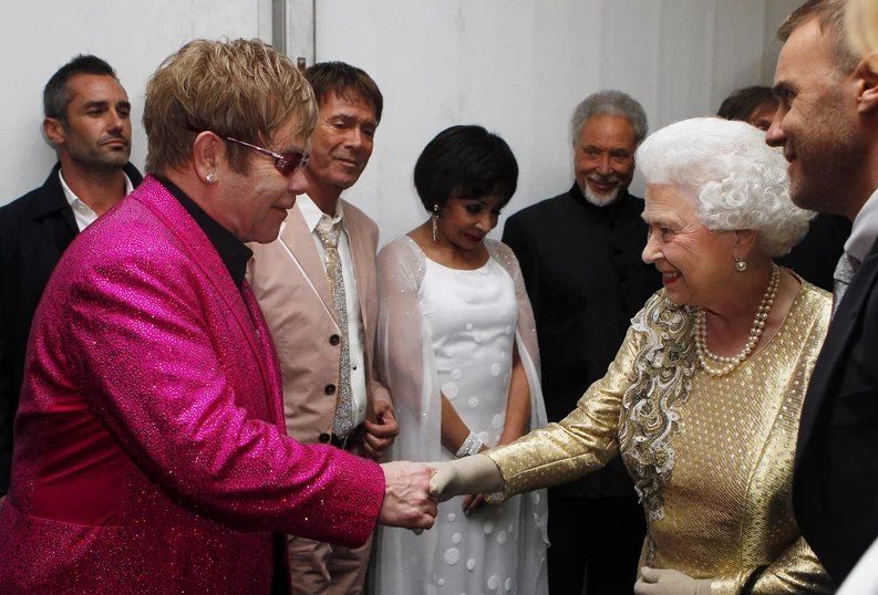 Reina Isabel II y Elton John
