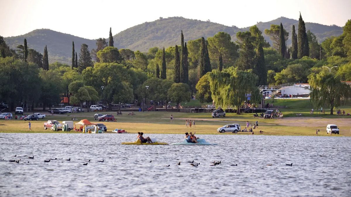 Escapada todoterreno a Córdoba: un pueblito a orillas de un lago con paisajes únicos