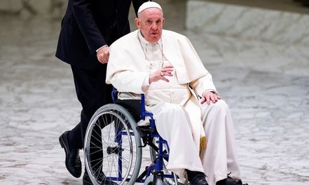 El Sumo Pontífice tiene dolores muy fuertes en el ligamento de su rodilla derecha que le impiden caminar. El Sumo Pontífice tiene dolores muy fuertes en el ligamento de su rodilla derecha que le impiden caminar.