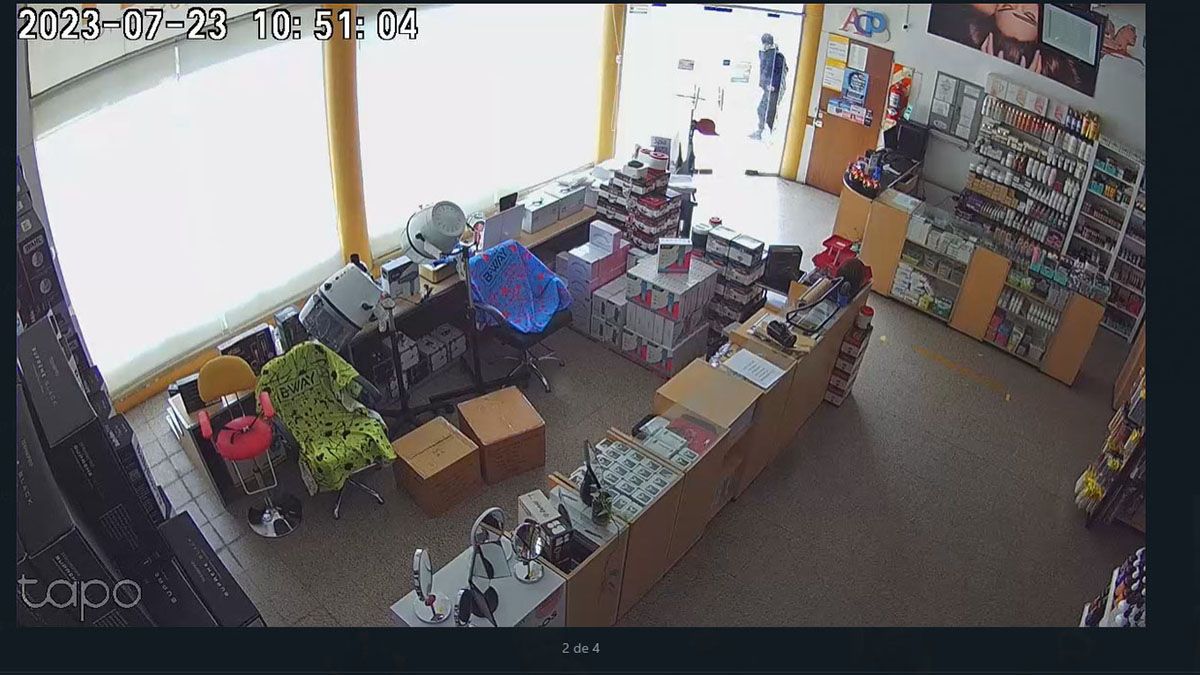 El delincuente logró llevarse tres teléfonos celulares