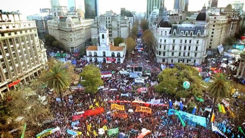 El Gobierno de Javier Milei analiza descontarle el día a los trabajadores estatales que adhieran al paro del 24 El Gobierno de Javier Milei analiza descontarle el día a los trabajadores estatales que adhieran al paro del 24