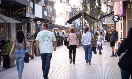 El nuevo informe del Centro Comercial de Santa Fe reveló que la ciudad yatiene 940 locales vacíos y una desocupación comercial del 13,2%. El nuevo informe del Centro Comercial de Santa Fe reveló que la ciudad yatiene 940 locales vacíos y una desocupación comercial del 13,2%.