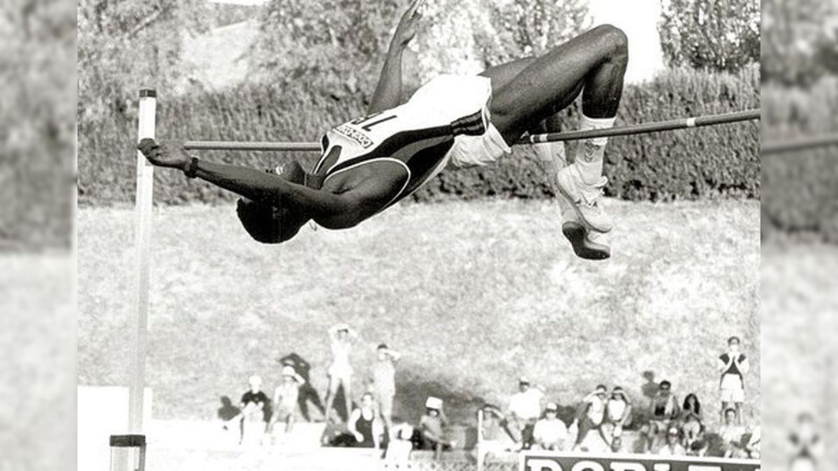 El 27 de julio de 1993, en el Invitational de Salamanca, desarrollado en el estadio Las Pistas de dicha ciudad, el Príncipe de las Alturas se metió en la Historia al saltar ¡2,45 metros! (foto), es decir, dos centímetros más alto que el travesaño de un arco de fútbol. Más de 30 años después, este impresionante récord mundial permanece vigente.