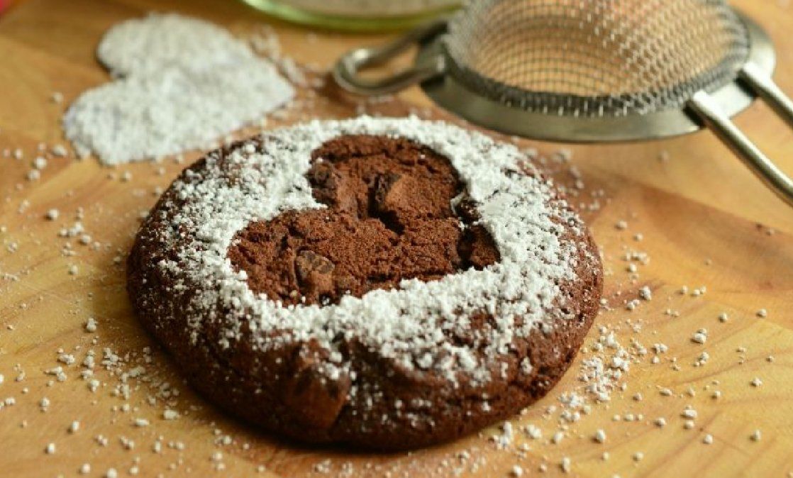 Galletas cubiertas de chocolate con relleno de bombón