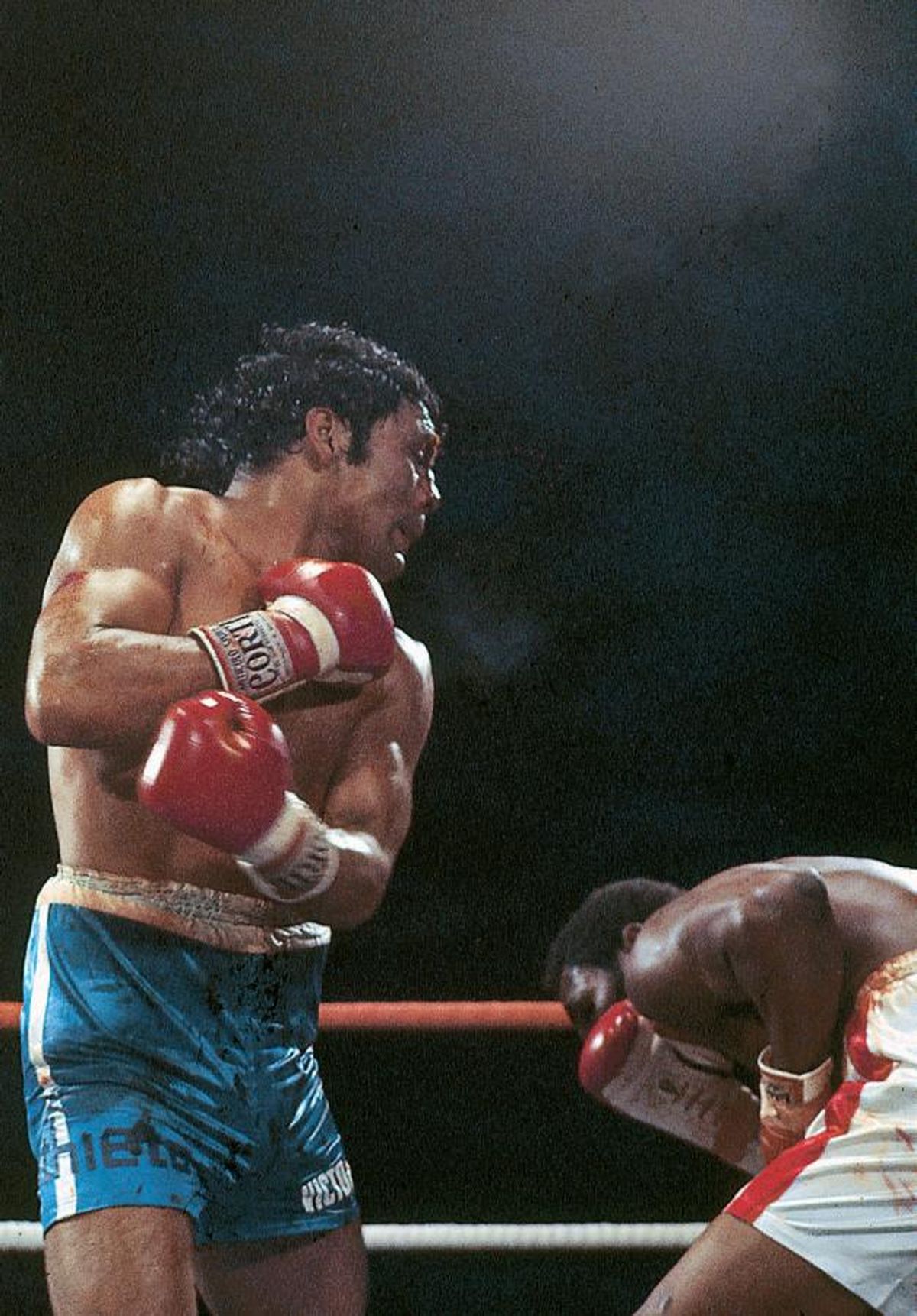 En el 15º y último round, el oriundo de Savannah, Georgia, por fin cayó. Cuando el árbitro, arrodillado junto a él, llegó a 10 (Galíndez también contaba a los gritos en un rincón neutral agitando sus brazos), iban 2’59” es decir, solo ¡un segundo! después del out, hubiera terminado la pelea.