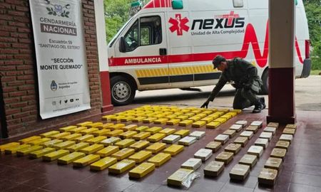 Se incautaron 129 paquetes amarillos con la marca de un delfín en Santiago del Estero. Se incautaron 129 paquetes amarillos con la marca de un delfín en Santiago del Estero.