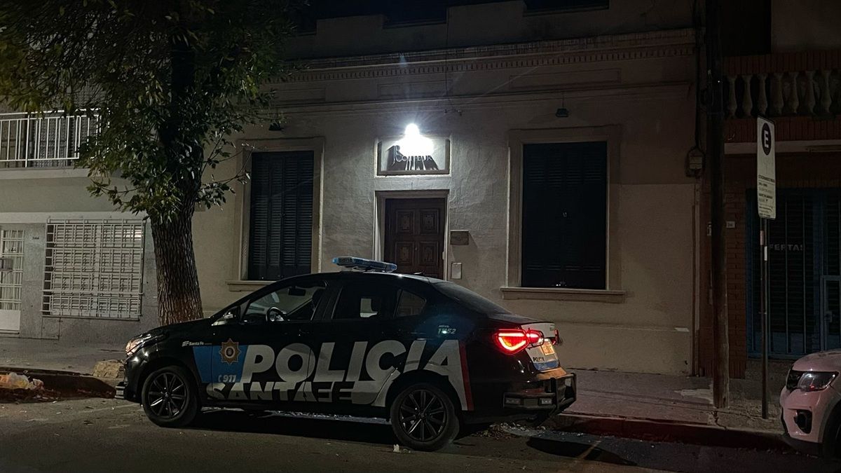 Personal policial custodió el ingreso al local comercial ubicado en calle Francia al 3400. Personal policial custodió el ingreso al local comercial ubicado en calle Francia al 3400.