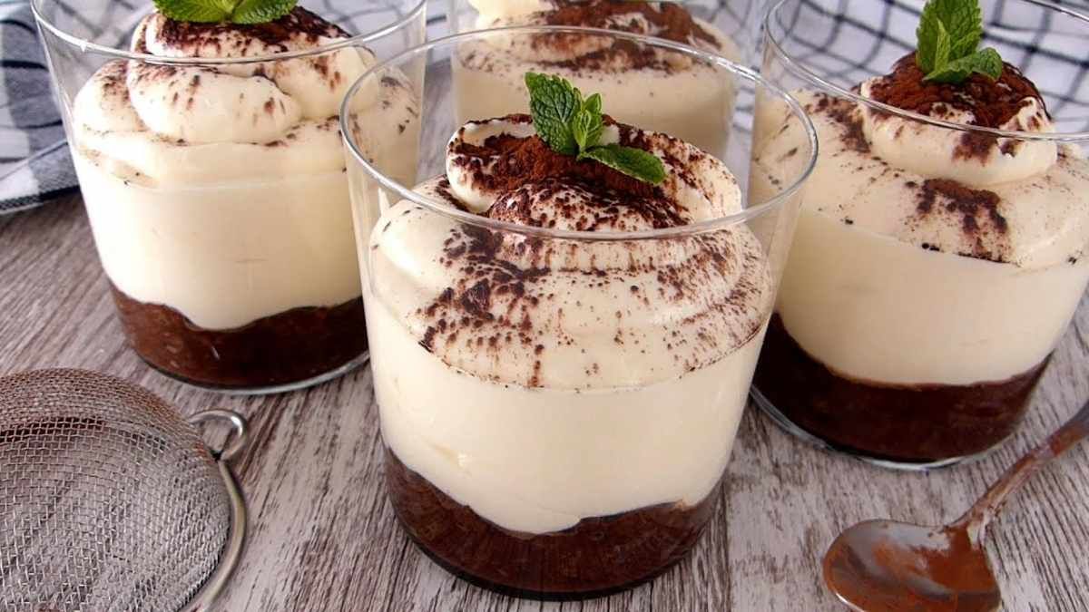 Tiramisú navideño en copa con galletas de jengibre Tiramisú navideño en copa con galletas de jengibre