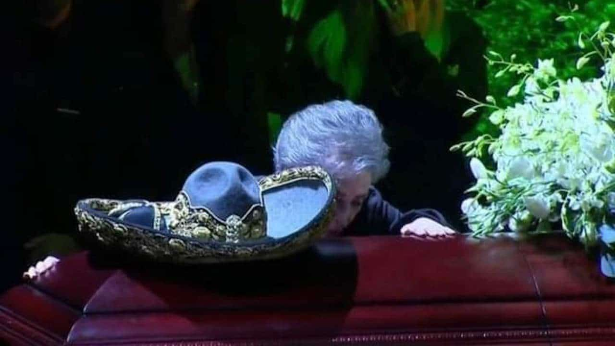 Doña Cuquita despidió a Vicente Fernández.