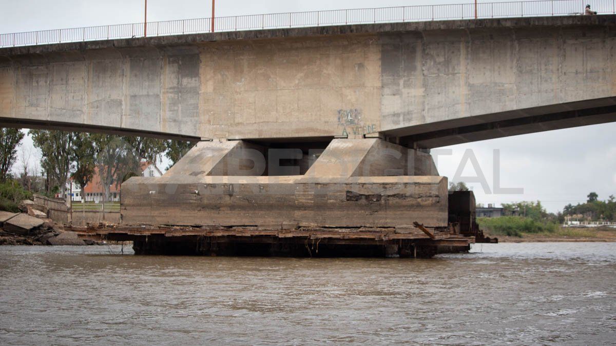 Por el viaducto Oroño cruza la cloaca máxima y la cañería que trae agua desde la toma del río Colastiné.