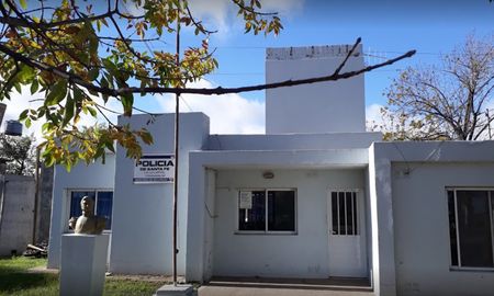 Comisaría N° 19: la víctima del robo radicó la denuncia policial y se negó a recibir en la vivienda a los peritos de la AIC. Comisaría N° 19: la víctima del robo radicó la denuncia policial y se negó a recibir en la vivienda a los peritos de la AIC.