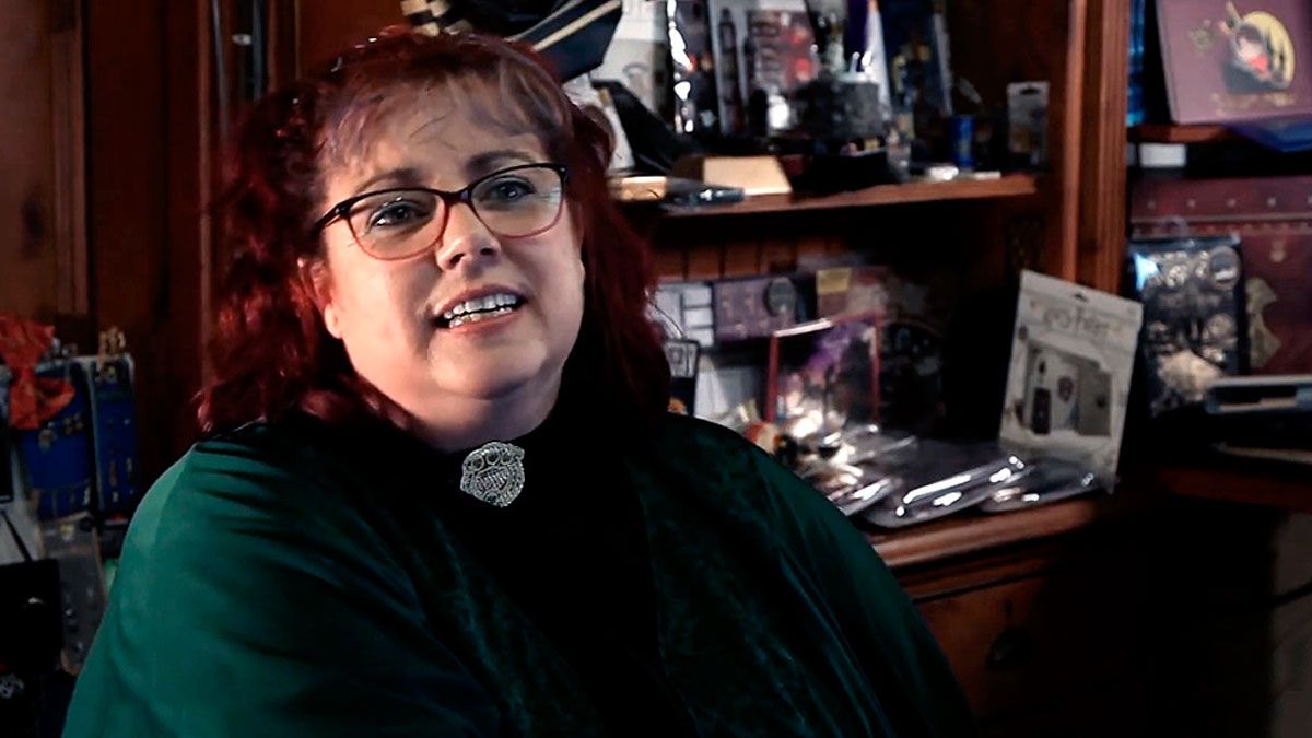 En un video la mujer abre la puerta de su casa e invita a ver su colección de 4.600 objetos referidos a la saga de Harry Potter.