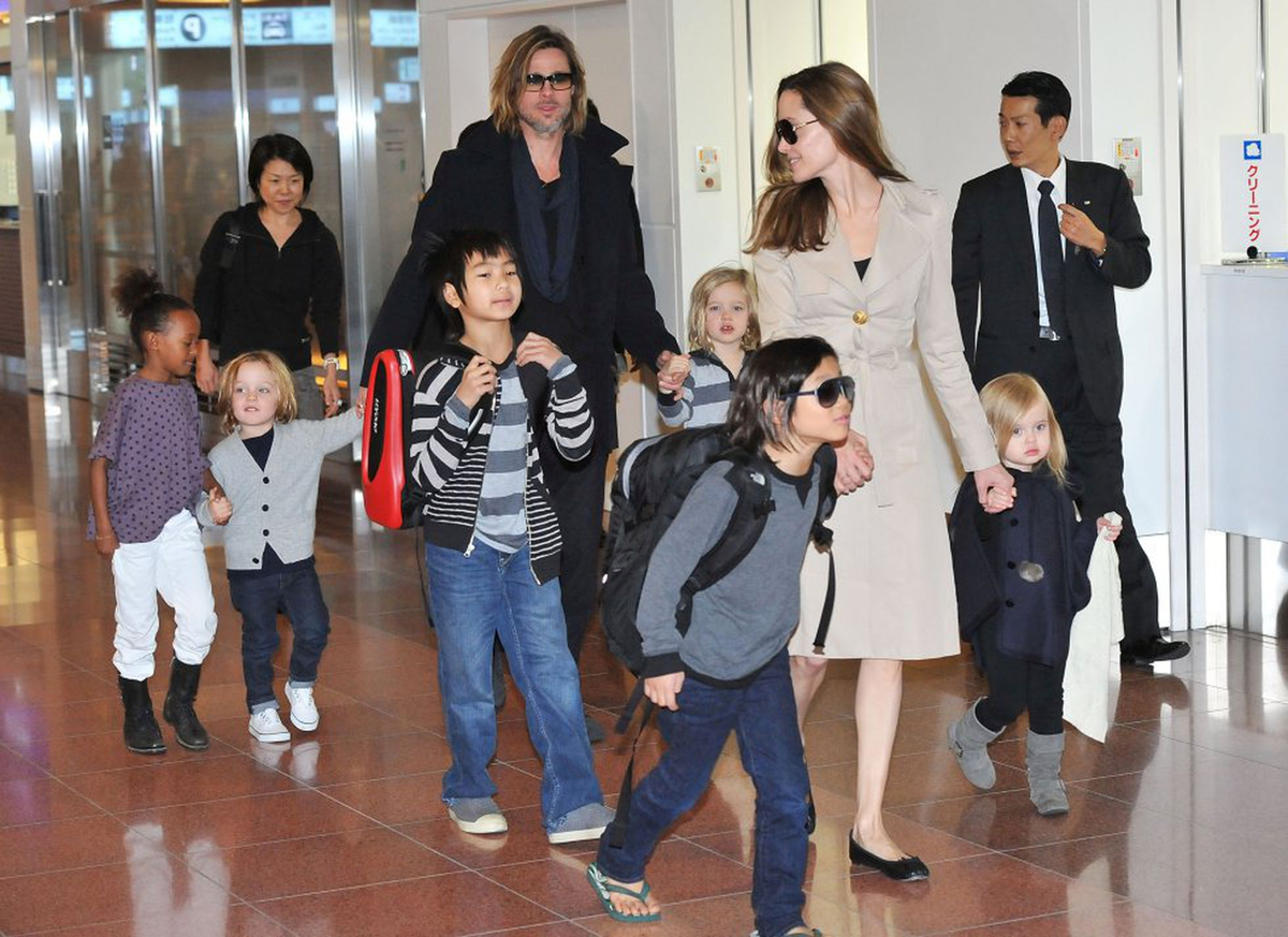 Brad Pitt y Angelina Jolie cuando todavía eran pareja, junto a sus hijos en un aeropuerto.