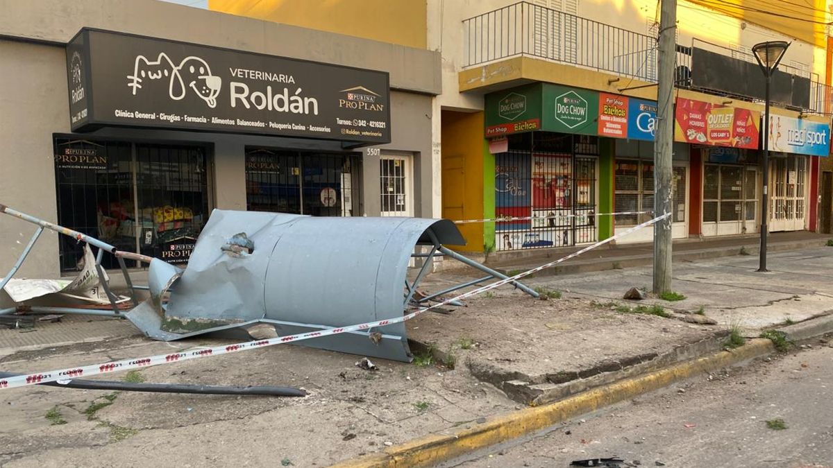 La garita de colectivos quedó completamente destruida tras el impacto del Peugeot 208, que continuó su recorrido fuera de control.