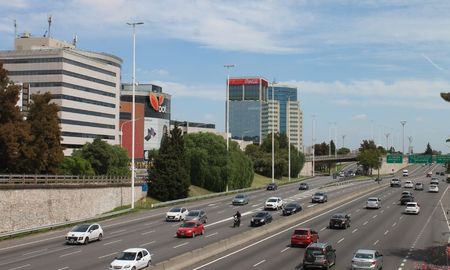 Una cámara de seguridad ubicada sobre la avenida General Paz, en Buenos Aires, registró el momento del brutal accidente de tránsito entre múltiples vehículos. Una cámara de seguridad ubicada sobre la avenida General Paz, en Buenos Aires, registró el momento del brutal accidente de tránsito entre múltiples vehículos.