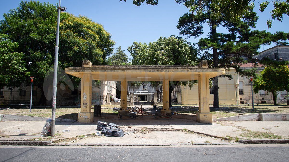 Los trabajos de limpieza comenzaron sobre el edificio que se encuentra por calle Avenida Feryre.