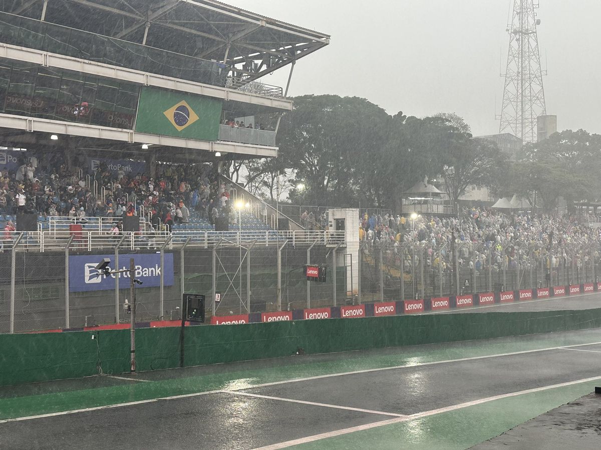 Las fuertes lluvias colmaron de agua el circuito de interlagos en Brasil y se suspendió la clasificación este sábado. ¿Corre riesgo la carrera del domingo?