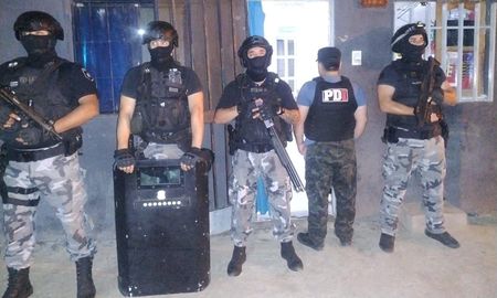 Tras una investigación de dos meses y medio, desarticularon bandas narco en Rosario. Tras una investigación de dos meses y medio, desarticularon bandas narco en Rosario.