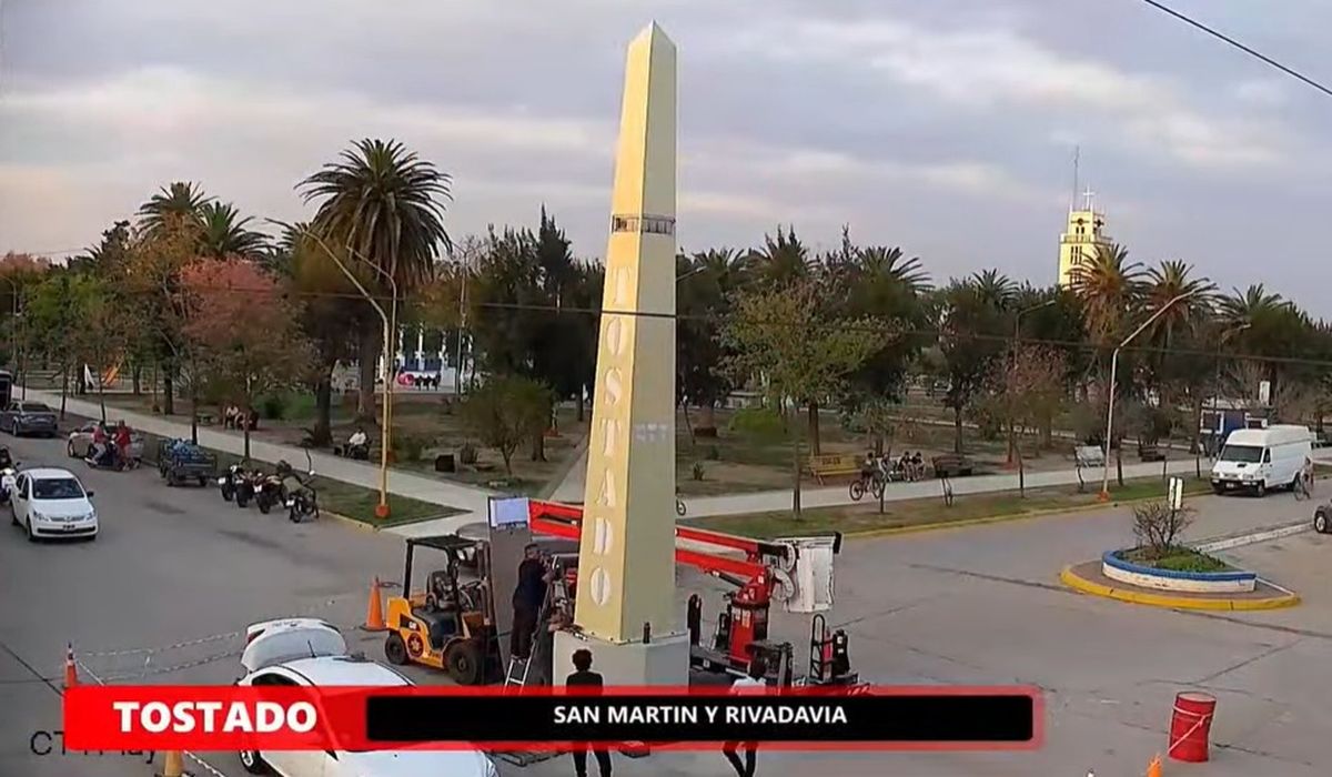 Así se ve el mini obelisco de Tostado desde la cámara de AIRE en esa ciudad.