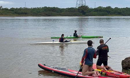 Más de 130 palistas estuvieron presentes en la cuarta fecha de canotaje de velocidad en Club Náutico Azopardo. Más de 130 palistas estuvieron presentes en la cuarta fecha de canotaje de velocidad en Club Náutico Azopardo.