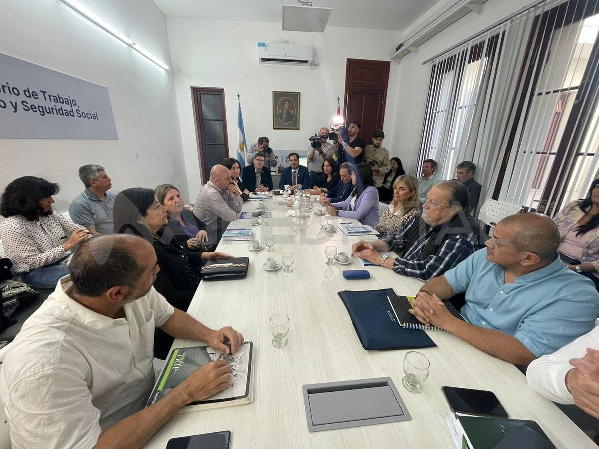 Los gremios docentes y el Gobierno de Santa Fe podrían encaminarse a un acuerdo semestral durante estas paritarias 2025.