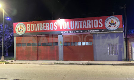 El viento dobló los portones del edificio de los bomberos Voluntarios de Las Flores y desde hace una semana los camiones no pueden salir del galpón El viento dobló los portones del edificio de los bomberos Voluntarios de Las Flores y desde hace una semana los camiones no pueden salir del galpón