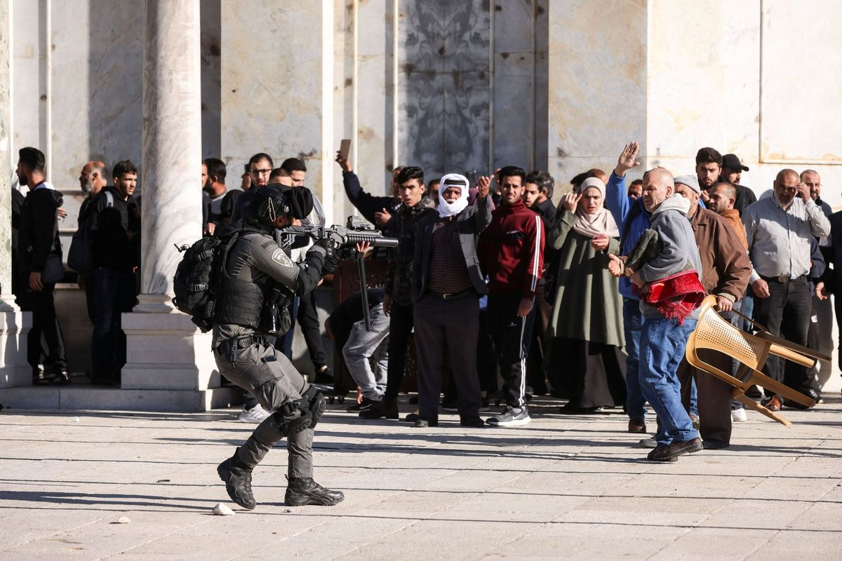Al menos 153 palestinos y tres policías israelíes resultaron heridos este viernes durante enfrentamientos en la Explanada de las Mezquitas.