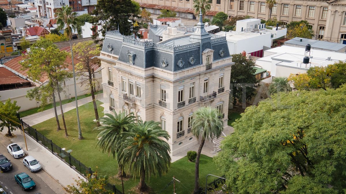 El edificio está ubicado en Bulevar Gálvez 1274. El edificio está ubicado en Bulevar Gálvez 1274.